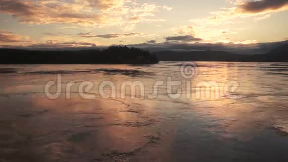 渡轮船只沿温哥华岛内航道驶过海水反映日落视频的预览图