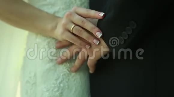婚礼新郎新娘抚摸手臂视频的预览图