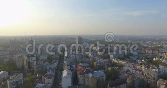 空中无人机飞行录像基辅市景画视频的预览图