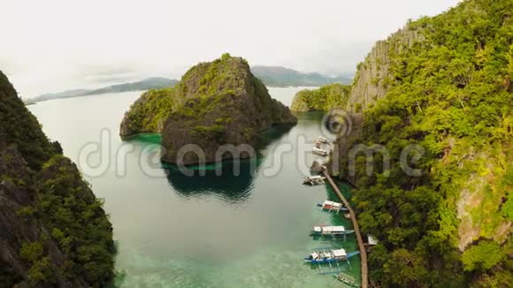 非常美丽的泻湖有船菲律宾的天堂岛克伦湖菲什耶景色视频的预览图