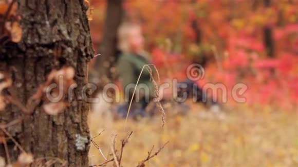 金发女孩在秋天的森林里跑步后喝咖啡视频的预览图