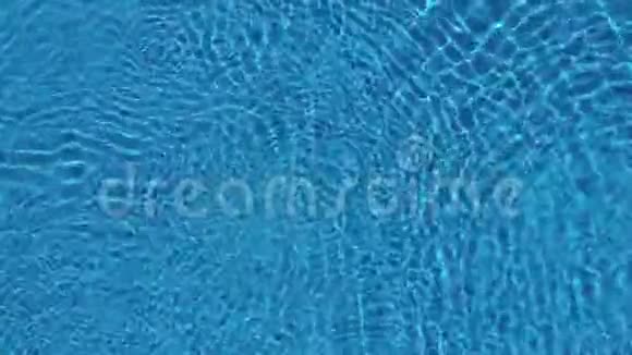 从无人驾驶飞机俯瞰泳池表面视频的预览图