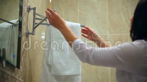 女士清洁卫生间毛巾视频的预览图