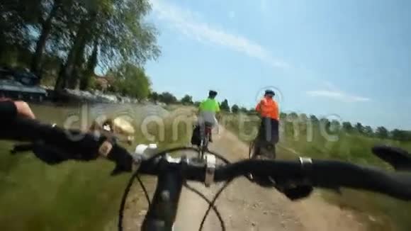 慢动作退休夫妇在河边骑自行车度假视频的预览图