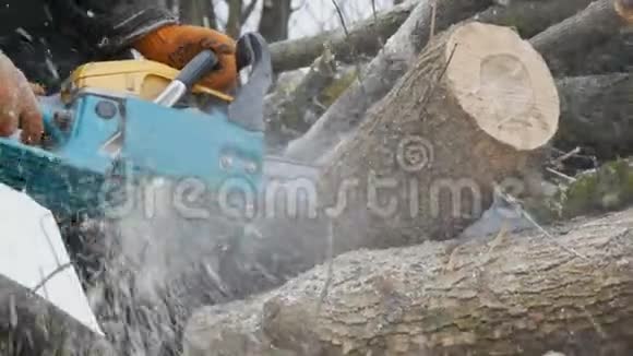 用电锯切割木材视频的预览图