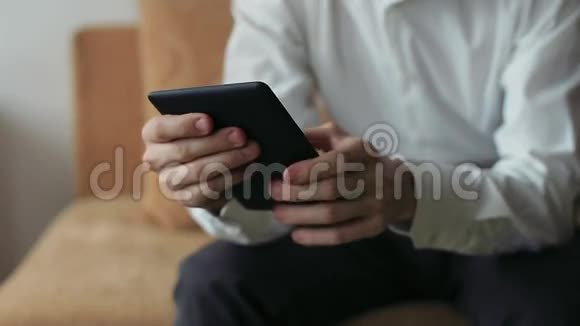 男性使用技术数字平板电脑视频的预览图