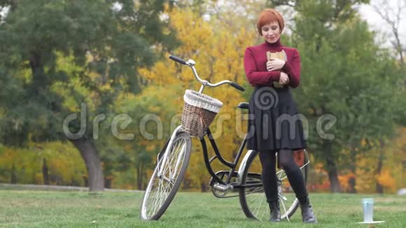 女性骑自行车视频的预览图