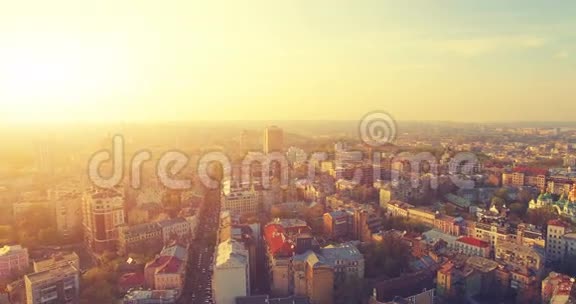 空中无人机飞行录像基辅市景画视频的预览图