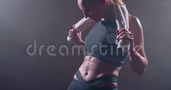 肌肉发达的身体视频的预览图