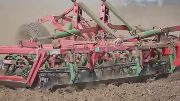农用拖拉机在田里搬运泥土视频的预览图