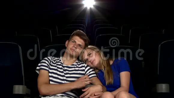 年轻夫妇在电影院互相喂饭视频的预览图