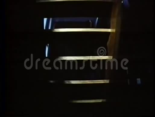 男子上楼梯的低角度视角视频的预览图