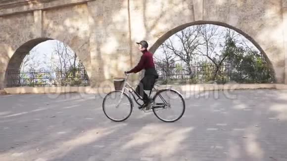 女性骑自行车视频的预览图