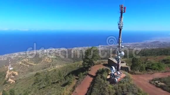 西班牙特内里费吉马尔的一个电信天线的鸟瞰图视频的预览图