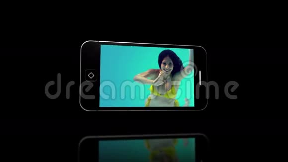 媒体设备屏幕显示女孩游泳视频的预览图