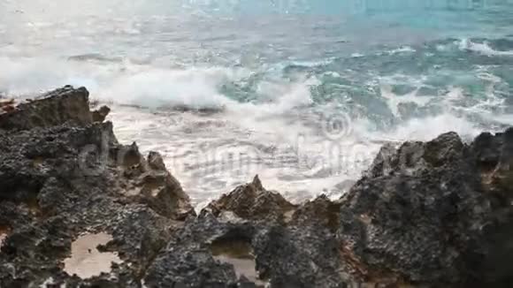 塞浦路斯的海浪洛基用石头砸海滩夏日视频的预览图