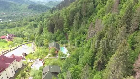 旅游综合体和山上的游泳池视频的预览图