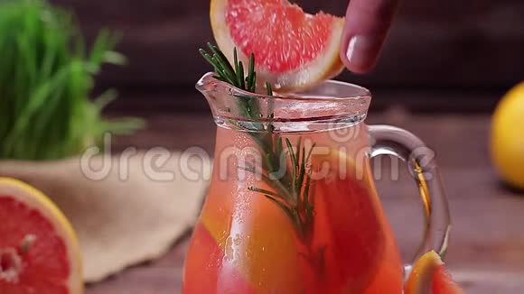 葡萄柚柠檬水视频的预览图