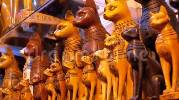 埃及石头猫和其他产品的雕像在埃及的商店货架上视频的预览图