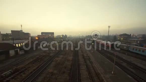 火车站的雾状日出视频的预览图