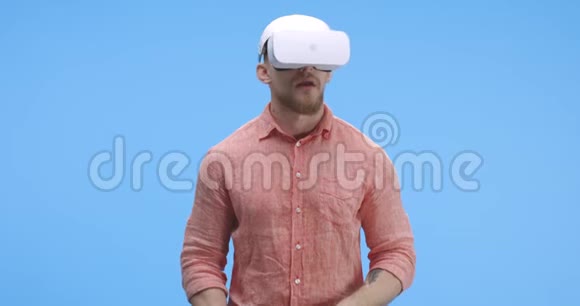 人使用VR耳机视频的预览图