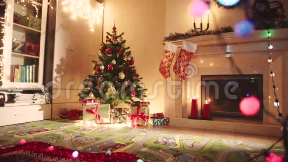 圣诞夜装饰的客厅视频的预览图