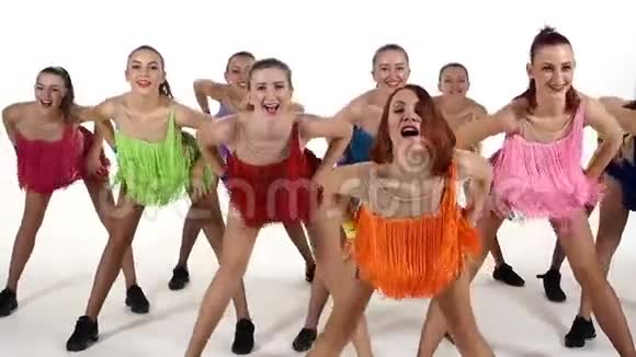 啦啦队女孩们在镜头前微笑跳舞视频的预览图