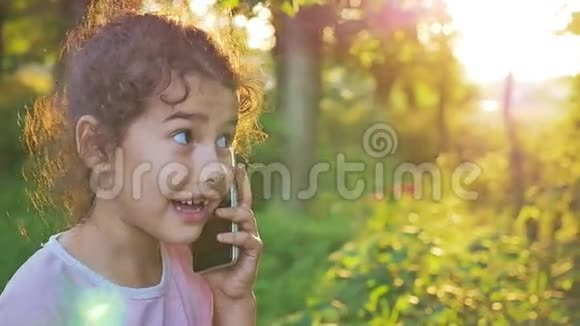 在日落后打电话的女孩金色时光森林大自然户外慢动作视频视频的预览图