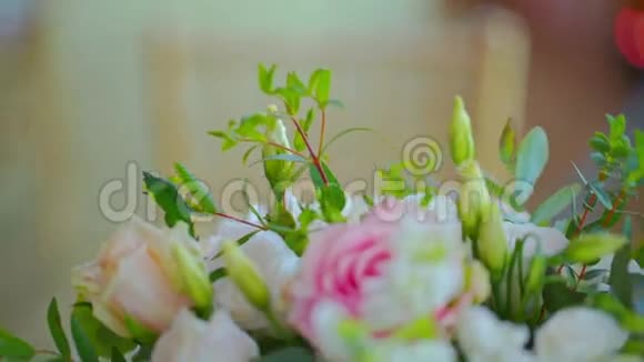 活花玫瑰的节日装饰组合视频的预览图
