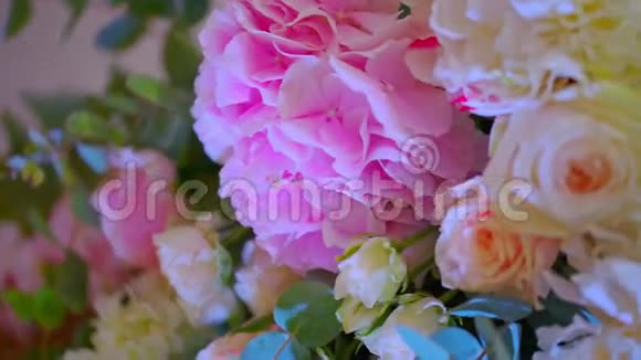 活花玫瑰的节日装饰组合视频的预览图