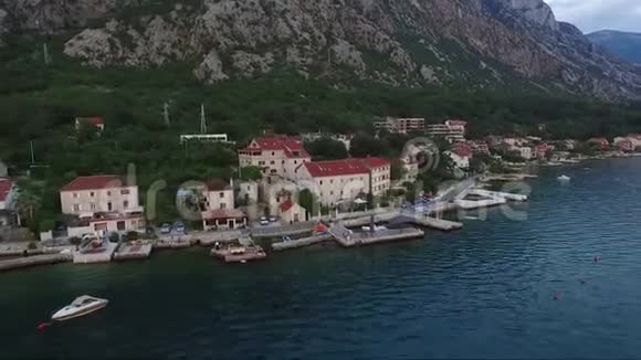 黑山科托尔湾多布罗塔市的鸟瞰图视频的预览图