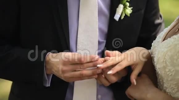 新娘和新郎互戴结婚戒指视频的预览图
