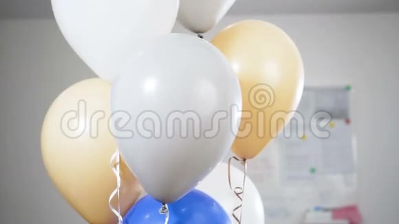 一只手拿着一把刀刺穿了气球气球被炸飞了慢动作视频的预览图