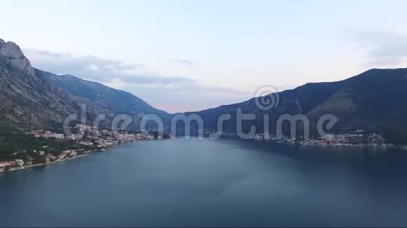 黑山科托尔湾多布罗塔市的鸟瞰图视频的预览图