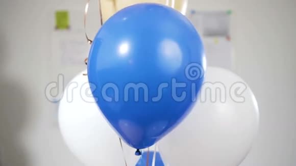 一只手拿着一把刀刺穿了气球气球被炸飞了慢动作视频的预览图