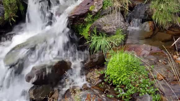 山河流经一个小山谷视频的预览图