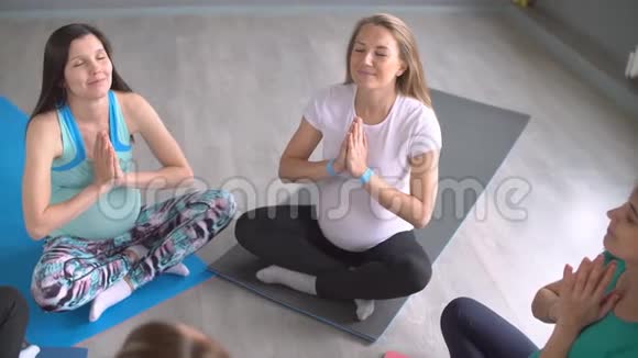 孕妇和健身教练一起练习瑜伽视频的预览图
