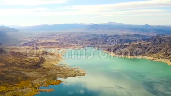 大峡谷和米德湖的空中景色视频的预览图