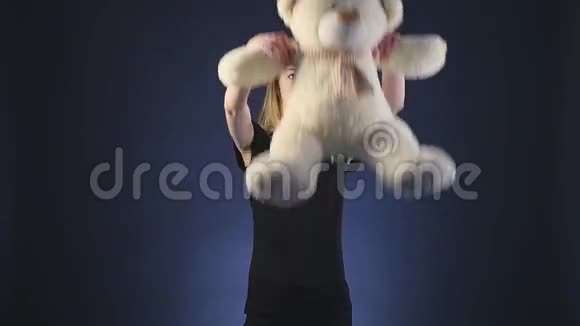 玩玩具熊的女孩被隔离在黑色慢动作上视频的预览图