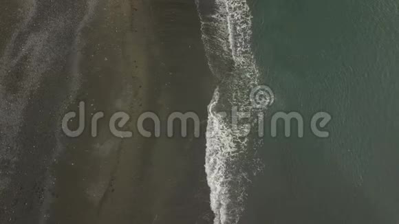 阿拉斯加冬季平静的水域视频的预览图