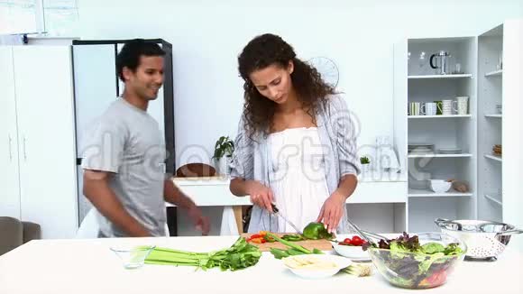 男人在妻子做饭的时候拥抱她视频的预览图