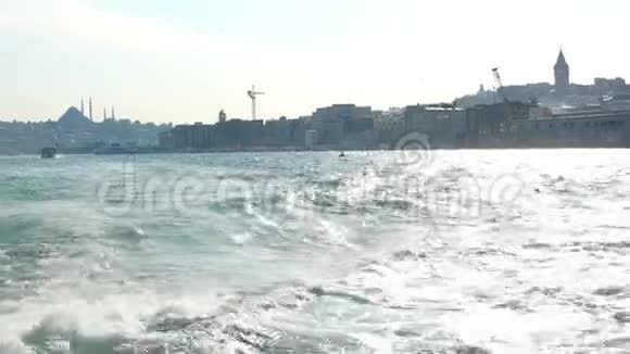 水上游船城市视频的预览图