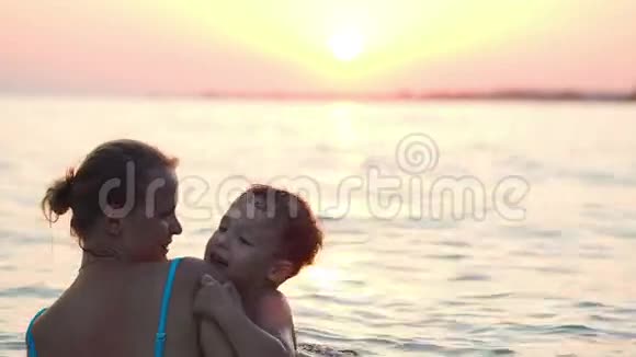 可爱的妈妈和小儿子在海里游泳视频的预览图