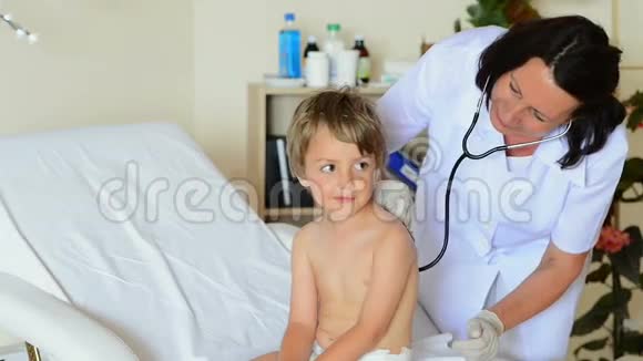 医生咨询一个孩子视频的预览图