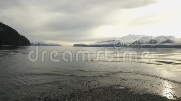 阿拉斯加冬季平静的水域视频的预览图