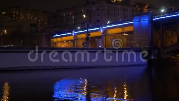 从船的甲板上看船浮在河上沿着海滨装饰度假视频的预览图