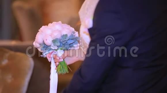 新娘和新郎捧着五颜六色的婚礼花束婚姻观念大自然外美丽的年轻新婚夫妇视频的预览图