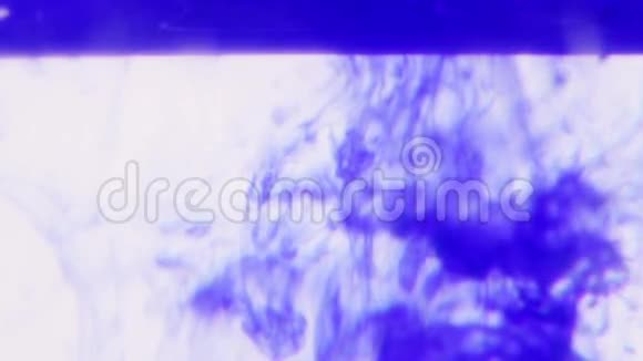 蓝墨水在水中蔓延视频的预览图