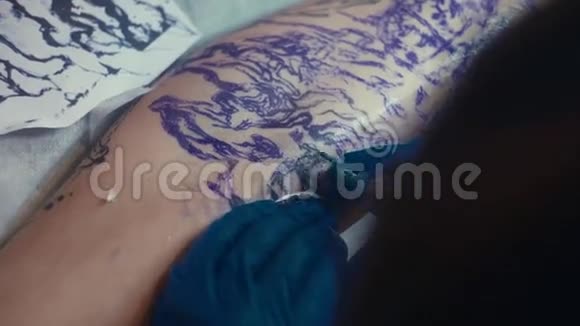 纹身机在师傅手中纹身夯视频的预览图