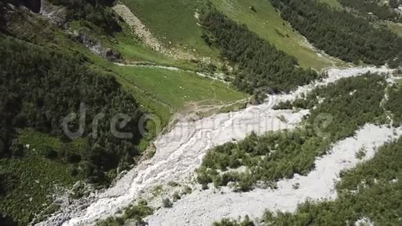 空中观景台飞越美丽的山河景观全景视频的预览图